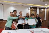 Perum LKBN ANTARA melalui anak perusahaan IMQ dan Dinas Komunikasi dan Informatika (Kominfo) Kabupaten Gorontalo kerja sama layanan informasi, khususnya melalui media dalam ruang dan luar ruang. Antara diwakili CEO IMQ Darmadi (tengah) dan Kadis Kominfo Gorontalo Utara Robin Daud (paling kiri). (foto ANTARA/HO)