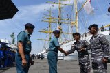 Panglima Koarmada II Laksamana Muda TNI Heru Kusmanto (kedua kiri) bersama Gubernur Akademi Angkatan Laut (AAL) Laksamana Muda TNI Edi Sucipto (kiri) menyambut  Komandan KRI Bima Suci Letkol Laut (P) Waluyo (kedua kanan) ketika KRI Bima Suci bersandar di Dermaga Madura Koarmada II, Ujung Surabaya, Surabaya, Jawa Timur, Selasa (12/11/2019). Kapal layar latih tersebut tiba di Surabaya setelah 99 hari pelayaran dalam rangka melaksanakan Pelayaran DIplomasi Duta Bangsa dan Satlat Kartika Jala Krida Taruna AAL angkatan ke-66 di sembilan negara di Asia dan Australia.  Antara Jatim/Zabur Karuru