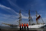 KRI Bima Suci tiba di Dermaga Madura Koarmada II, Ujung Surabaya, Surabaya, Jawa Timur, Selasa (12/11/2019). Kapal layar latih tersebut tiba di Surabaya setelah 99 hari pelayaran dalam rangka melaksanakan Pelayaran DIplomasi Duta Bangsa dan Satlat Kartika Jala Krida Taruna AAL angkatan ke-66 di sembilan negara di Asia dan Australia.  Antara Jatim/Zabur Karuru