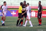 Pesepak bola Persipura Andre Ribeiro (tengah) bersitegang pesepak bola Bali United Paulo Sergio (kedua kanan) pada lanjutan Liga 1 2019 di Stadion Gelora Delta Sidoarjo, Jawa Timur, Senin (11/11/2019). Persipura bermain imbang melawan Bali United dengan skor akhir 2-2. Antara Jatim/Umarul Faruq/zk