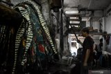 Pekerja melarutkan malam pada kain batik tulis di sebuah industri rumahan di Kampoeng Batik Jetis, Sidoarjo, Jawa Timur, Selasa (12/11/2019). Produksi batik pada musim kemarau seperti saat ini meningkat hingga 50 persen dibanding saat musim hujan, karena proses pengeringan lebih cepat. Antara Jatim/Umarul Faruq/zk