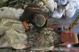 Pekerja menggiling botol kemasan bekas untuk dijadikan cacahan plastik di Desa Kampung Belakang, Johan Pahlawan, Aceh Barat, Selasa (12/11/2019). Cacahan plastik dari berbagai jenis botol kemasan bekas tersebut dikirim ke sejumlah pabrik daur ulang untuk proses pengolahan bijih plastik dengan harga jual berkisar antara Rp5.400 sampai Rp10.500 per kilogram tergantung jenis dan tingkat kebersihan cacahan plastik. Antara Aceh/Syifa Yulinnas.