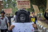 Massa yang tergabung dalam koalisi penyelamat flora dan fauna Jawa Barat melakukan aksi di depan Gedung Sate, Bandung, Jawa Barat, Selasa (12/11/2019). Dalam aksinya mereka menuntut Pemerintah Provinsi Jawa Barat untuk menolak penurunan status cagar alam menjadi taman wisata alam serta menindak tegas perusak lingkungan baik penghasil limbah udara dan limbah cair. ANTARA FOTO/Raisan Al Farisi/agr