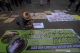 Massa yang tergabung dalam koalisi penyelamat flora dan fauna Jawa Barat melakukan aksi di depan Gedung Sate, Bandung, Jawa Barat, Selasa (12/11/2019). Dalam aksinya mereka menuntut Pemerintah Provinsi Jawa Barat untuk menolak penurunan status cagar alam menjadi taman wisata alam serta menindak tegas perusak lingkungan baik penghasil limbah udara dan limbah cair. ANTARA FOTO/Raisan Al Farisi/agr