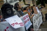 Massa yang tergabung dalam koalisi penyelamat flora dan fauna Jawa Barat melakukan aksi di depan Gedung Sate, Bandung, Jawa Barat, Selasa (12/11/2019). Dalam aksinya mereka menuntut Pemerintah Provinsi Jawa Barat untuk menolak penurunan status cagar alam menjadi taman wisata alam serta menindak tegas perusak lingkungan baik penghasil limbah udara dan limbah cair. ANTARA FOTO/Raisan Al Farisi/agr