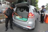 Polisi bersenjata memeriksa mobil warga yang akan masuk ke Polda Jawa Timur, Surabaya, Jawa Timur, Rabu (13/11/2019). Polda Jawa Timur meningkatkan pengamanan dengan melakukan pemeriksaan terhadap barang bawaan maupun mobil milik warga yang masuk ke Polda Jawa Timur pascaledakan bom di Polrestabes Medan, Sumatera Utara. Antara Jatim/Didik S/ZK