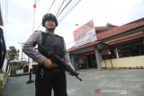 Petugas kepolisian bersenjata lengkap berjaga di depan Polsek Banjarmasin Timur di Banjarmasin, Kalimantan Selatan, Rabu (13/11/2019). Pascabom bunuh biri di Polrestabes Medan penjagaan di Mapolda Kalsel dan Polsek di Kota Banjarmasin di perketat. Foto Antaranews Kalsel/Bayu Pratama S.