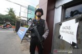 Petugas kepolisian Polda Kalsel bersenjata lengkap berjaga di depan pintu masuk Mapolda Kalsel di Banjarmasin, Kalimantan Selatan, Rabu (13/11/2019). Pascabom bunuh biri di Polrestabes Medan penjagaan di Mapolda Kalsel dan Polsek di Kota Banjarmasin di perketat. Foto Antaranews Kalsel/Bayu Pratama S.