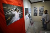 Pengunjung melihat karya foto berjudul Bahadur saat pameran fotografi bertajuk Ruang Juang, Ekspresi Kepahlawanan Menurut Milienial di Galeri Paviliun House of Sampoerna, Surabaya, Jawa Timur, Rabu (13/11/2019). Pameran yang berlangsung hingga 7 Desember 2019 tersebut diikuti 29 mahasiswa dari Airlangga Photography Society (APS) dan Unit Kegiatan Mahasiswa Fotografi (UKAFO) ITS untuk menuangkan ekspresi mereka dalam memaknai kata pahlawan. Antara Jatim/Moch Asim/zk.