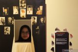 Pengunjung melihat karya foto berjudul Bebas Memaknai saat pameran fotografi bertajuk Ruang Juang, Ekspresi Kepahlawanan Menurut Milienial di Galeri Paviliun House of Sampoerna, Surabaya, Jawa Timur, Rabu (13/11/2019). Pameran yang berlangsung hingga 7 Desember 2019 tersebut diikuti 29 mahasiswa dari Airlangga Photography Society (APS) dan Unit Kegiatan Mahasiswa Fotografi (UKAFO) ITS untuk menuangkan ekspresi mereka dalam memaknai kata pahlawan. Antara Jatim/Moch Asim/zk.