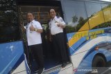 Wakil Wali Kota Bandung Yana Mulyana (kiri) bersama Kadishub Kota Bandung Ricky Gustiadi (kanan) menaiki Bus Trans Metro Bandung (TMB) saat peluncuran TMB Koridor 5 jurusan Antapani Stasiun Hall di Balai Kota Bandung, Jawa Barat, Selasa (12/11/2019). Peluncuran TMB koridor 5 tersebut ditujukan agar masyarakat dapat beralih menggunakan kendaraan umum agar meminimalisir kemacetan Kota Bandung yang saat ini menempati peringkat pertama sebagai kota termacet di Indonesia. ANTARA FOTO/Raisan Al Farisi/agr