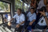 Wakil Wali Kota Bandung Yana Mulyana mengendarai bus Trans Metro Bandung (TMB) saat peluncuran TMB Koridor 5 jurusan Antapani Stasiun Hall di Balai Kota Bandung, Jawa Barat, Selasa (12/11/2019).  Peluncuran TMB koridor 5 tersebut ditujukan agar masyarakat dapat beralih menggunakan kendaraan umum agar meminimalisir kemacetan Kota Bandung yang saat ini menempati peringkat pertama sebagai kota termacet di Indonesia. ANTARA FOTO/Raisan Al Farisi/agr