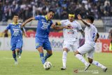 Pesepak bola Persib Bandung David Omid Nazari (kedua kiri) berebut bola dengan dua pesepak bola Arema FC Nasir (kanan) dan Arthur Rocha (kedua kanan) pada laga lanjutan Liga 1 2019 di Stadion Si Jalak Harupat, Kabupaten Bandung, Jawa Barat, Selasa (12/11/2019). Persib Bandung berhasil mengalahkan Arema FC dengan skor akhir 3-0. ANTARA FOTO/Novrian Arbi/agr