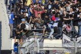 Petugas kepolisian mengamankan oknum suporter yang rusuh  saat pertandingan Persib Bandung melawan Arema FC pada laga lanjutan Liga 1 2019 di Stadion Si Jalak Harupat, Kabupaten Bandung, Jawa Barat, Selasa (12/11/2019). Persib Bandung berhasil mengalahkan Arema FC dengan skor akhir 3-0. ANTARA FOTO/Novrian Arbi/agr