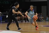 Pemain Timnas bola basket putri Indonesia Annisa Widyarni (kanan) mencoba melewati hadangan pemain tim Taiwan Power Yi-Jou Su (kiri) saat pertandingan uji coba di GOR Kertajaya, Surabaya, Jawa Timur, Rabu (13/11/2019). Pertandingan uji coba yang merupakan bagian dari pemusatan latihan menjelang SEA Games 2019 di Filipina tersebut dimenangkan Timnas bola basket putri Indonesia dengan skor 67-60. Antara Jatim/Moch Asim/zk.