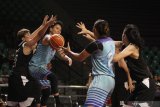 Pemain Timnas bola basket putri Indonesia Wulan Ayuningrum (kedua kiri) mengumpan bola kepada rekannya Yuni Anggraeni (kedua kanan) saat pertandingan uji coba melawan tim Taiwan Power di GOR Kertajaya, Surabaya, Jawa Timur, Rabu (13/11/2019). Pertandingan uji coba yang merupakan bagian dari pemusatan latihan menjelang SEA Games 2019 di Filipina tersebut dimenangkan Timnas bola basket putri Indonesia dengan skor 67-60. Antara Jatim/Moch Asim/zk.