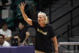 Pelatih Timnas bola basket putri Indonesia Lori Chizik memberikan instruksi kepada pemainnya saat pertandingan uji coba melawan tim Taiwan Power di GOR Kertajaya, Surabaya, Jawa Timur, Rabu (13/11/2019). Pertandingan uji coba yang merupakan bagian dari pemusatan latihan menjelang SEA Games 2019 di Filipina tersebut dimenangkan Timnas bola basket putri Indonesia dengan skor 67-60. Antara Jatim/Moch Asim/zk.