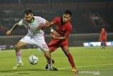 Pesepak bola Timnas U-23 Indonesia Osvaldo Haay (kanan) berusaha merebut bola dari pesepak bola Timnas U-23 Iran Aref Aghasi Kolahsorkhi pada pertandingan sepak bola uji coba di Stadion I Wayan Dipta, Gianyar, Bali, Rabu (13/11/2019). Pertandingan persahabatan menjelang Timnas U-23 Indonesia ke Sea Games 2019 itu berakhir imbang dengan skor 1-1. Antaranews Bali/Nyoman Budhiana.