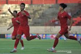 Pesepak bola Timnas U-23 Indonesia Muhammad Rafli (kedua kiri) beraksi bersama rekannya Feby Eka Putra (kanan) setelah berhasil membobol gawang Timnas U-23 Iran pada pertandingan sepak bola persahabatan di Stadion I Wayan Dipta, Gianyar, Bali, Rabu (13/11/2019). Pertandingan uji coba menjelang Timnas U-23 Indonesia ke Sea Games 2019 itu berakhir imbang dengan skor 1-1. Antaranews Bali/Nyoman Budhiana.