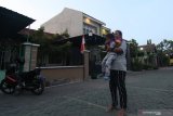 Warga keluar rumah saat terjadi gempa di Banyuwangi, Jawa Timur, Kamis (14/11/2019). Gempa berkekuatan 5,1 magnitudo yang berpusat 21 kilometer barat daya Buleleng, Bali itu, terasa hingga Banyuwangi. Antara Jatim/Budi Candra Setya/zk.