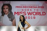 Miss Indonesia 2019 Princess Mikaela Audry Megonondo berpose usai mengikuti konferensi pers Miss Indonesia Goes To Miss World 2019 di Jakarta, Kamis (14/11/2019). Princess Megonondo merupakan pemenang Miss Indonesia 2019 asal Jambi yang akan mewakili Indonesia pada kontes ratu kecantikan internasional paling bergengsi yakni Miss World 2019 di London. ANTARA FOTO/Dhemas Reviyanto/nym.