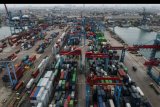 Foto areal suasana aktivitas bongkar muat peti kemas di Pelabuhan Tanjung Priok, Jakarta Utara, Kamis (14/11/2019). Menteri Keuangan Sri Mulyani Indrawati menargetkan pertumbuhan ekonomi Indonesia tahun 2020 mencapai 5,3 persen. ANTARA FOTO/Galih Pradipta/nym.