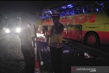 Kondisi bus arimbi yang hancur pascakecelakaan di Jalan Tol Cipali kilometer 117 di Kabupaten Subang, Jawa Barat, Kamis (14/11/2019) dini hari. ANTARA FOTO/Dokumentasi Polres Subang/rai/agr