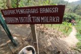 Petunjuk arah menuju kawasan makam pahlawan nasional Tan Malaka di lereng gunung Wilis, Desa Selopanggung, Kediri, Jawa Timur, Kamis (14/11/2019). Makam pahlawan yang terletak di pemakamam umum tersebut hanya diberi tanda sederhana dan belum dibangun secara maksimal oleh pemerintah daerah setempat. Antara Jatim/Prasetia Fauzani/zk.