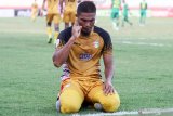 Pesepak bola Mitra Kukar Firli Apriansyah melakukana selebrasi seusai mencetak gol ke gawang Sriwijaya FC pada Delapan Besar Liga 2 2019 di Stadion Gelora Delta Sidoarjo, Jawa Timur, Rabu (13/11/2019). Mitra Kukar bermain imbang melawan Sriwijaya FC dengan skor akhir 1-1. Antara Jatim/Umarul Faruq/zk.