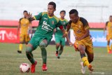 Pesepak bola Sriwijaya FC Ambrizal (kiri) mendapat hadangan pesepak bola Mitra Kukar Adi Bayauw (kanan) pada Delapan Besar Liga 2 2019 di Stadion Gelora Delta Sidoarjo, Jawa Timur, Rabu (13/11/2019). Mitra Kukar bermain imbang melawan Sriwijaya FC dengan skor akhir 1-1. Antara Jatim/Umarul Faruq/zk.