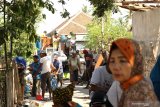 Warga mengangkut barang yang berhasil diselamatkan pascapenggusuran di Jalan Kepiting, Tukang Kayu, Banyuwangi, Jawa Timur, Kamis (14/11/2019). Pengadilan Negeri Banyuwangi melakukan eksekusi 44 rumah warga setelah penggugat memenangkan gugatan hingga ke MA. Antara Jatim/Budi Candra Setya/zk.