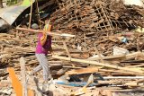 Warga mengangkat puing yang dapat digunakan kembali pascapenggusuran di Jalan Kepiting, Tukang Kayu, Banyuwangi, Jawa Timur, Kamis (14/11/2019). Pengadilan Negeri Banyuwangi melakukan eksekusi 44 rumah warga setelah penggugat memenangkan gugatan hingga ke MA. Antara Jatim/Budi Candra Setya/zk.