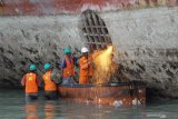 Pekerja memotong bagian kapal bekas KM Mentari Sentosa di Pelabuhan Kamal, Bangkalan, Jawa Timur, Kamis (14/11/2019). KM Mentari Sentosa merupakan salah satu dari tiga kapal yang dibeli PT Optima Prima Metal Sinergi (OPMS) untuk dijadikan besi 