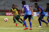 Pesepak bola Persewar Samuel Gideon Balinsa (kiri) mendapat hadangan pesepak bola Persiraja Agus Suhendra (kedua kiri) dan Fary Komul (kanan) pada Delapan Besar Liga 2 2019 di Stadion Gelora Delta Sidoarjo, Jawa Timur, Rabu (13/11/2019). Persewar bermain imbang lawan Persiraja dengan skor akhir 2-2. Antara Jatim/Umarul Faruq/zk.