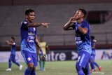 Pesepak bola Persiraja Khusnuzhon (kanan) melakukan selebrasi bersama rekannya Irvan Yunus (kiri) sesuai mncetak gol ke gawang Persewar pada Delapan Besar Liga 2 2019 di Stadion Gelora Delta Sidoarjo, Jawa Timur, Rabu (13/11/2019). Persewar kalah melawan Persiraja dalam babak pertama dengan skor 1-2. Antara Jatim/Umarul Faruq/zk.