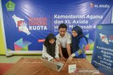 Head Trade and Channel Central Region XL Axiata, Andi Fitri Wardhani (kanan) memberikan penjelasan kepada siswa terkait penggunakan router saat penyaluran Gerakan Donasi Kuota di Bandung, Jawa Barat, Jumat (15/11/2019).  XL Axiata menyalurkan donasi kuota data ke 70 Madrasah Aliyah yang berada di 20 kota/kabupaten di Jawa Barat guna mewujudkan program Digitalisasi Madrasah yang diinisiasi oleh Direktorat Kurikulum Sarana Kelembagaan dan Kesiswaan (KSKK) Madrasah Kementerian Agama Republik Indonesia. ANTARA FOTO/Raisan Al Farisi/agr