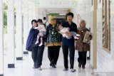 Bayi kembar siam asal Kendari, Sulawesi Tenggara Azila  (kiri) digendong ibunya Silvina Dewi dan Aqila (kanan) digendong bapaknya Jayasri di Rumah Sakit Umum Daerah (RSUD) Dr Soetomo, Surabaya, Jawa Timur, Jumat (15/11/2019). Bayi kembar siam yang telah berhasil dipisahkan dengan operasi pada Rabu (14/8/2019) itu hari ini pulang ke Kendari setelah Tim penanganan kembar siam RSUD Dr Soetomo menyatakan kondisi kesehatan dan fisiknya semakin membaik pascaoperasi pemisahan. Antara Jatim/Didik S/ZK