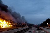 Suasana ratusan gerbong kereta non-aktif milik PT Kereta Api Indonesia yang terbakar di Stasiun Cikaum, Subang, Jawa Barat, Kamis (14/11/2019). Kebakaran tersebut menghanguskan 122 gerbong kereta. Penyebab kebakaran hingga kini masih dalam penyelidikan pihak berwajib. ANTARA FOTO/Bambang Hermansyah/mic/agr