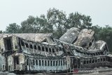 Suasana gerbong kereta bekas yang hangus terbakar di area konservasi di Stasiun Cikaum, Subang, Jawa Barat, Jumat (15/11/2019). PT KAI Daop 3 mengatakan sekitar 50 dari 200 gerbong kereta bekas yang hangus terbakar pada Kamis (14/112019) merupakan kereta yang sudah tidak bisa dioperasikan dan telah berusia lebih dari 30 tahun, sementara itu penyebab kejadian masih dalam penyelidikan lebih lanjut. ANTARA FOTO/M Ibnu Chazar/agr