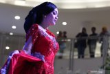 Pengunjung menyaksikan peragaan busana pengantin di Atrium Royal Plaza Surabaya, Jawa Timur, Kamis (14/11/2019) malam. Peragaan busana itu merupakan salah satu rangkaian acara 'Traditional Wedding Exhibition' yang digelar sampai 17 Nopember 2019. Antara Jatim/Didik S/ZK