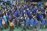 Pelajar memperlihatkan tumbler seusai pencanangan gerakan penggunaan tumbler di SMK SMTI Banda Aceh, Aceh, Jumat (15/11/2019). Gerakan penggunaan tumbler ini diharapkan mampu mengurangi penggunaan botol maupun gelas air mineral yang berbahan plastik. Antara Aceh/Irwansyah Putra.