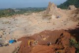 Alat berat masih melakukan pencarian potongan tubuh korban akibat longsornya tambang tanah clay, di Gunung Sarik, Padang, Sumatera Barat, Jumat (15/11/19). Tambang tanah clay tersebut longsor pada Kamis (15/11/2019) dan mengakibatkan dua pekerja tewas akibat tertimbun material tanah. ANTARA FOTO/Iggoy el Fitra/hp.