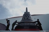 Anggota TNI dan warga perguruan silat membersihkan stupa di tempat ibadah umat Budha, Vihara Budha Loka, Tulungagung, Jawa Timur, Sabtu (16/11/2019). Aksi bersih tempat ibadah lintas agama/lintas kepercayaan itu digelar forum paguyupan perguruan silat setempat bersama TNI/Polri, dalam rangka memperingati Hari Toleransi Internasional yang jatuh pada hari ini. Antara Jatim/Destyan Sujarwoko/zk