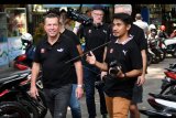 Legenda sepak bola asal Jerman Lothar Matthaus (kiri) berjalan di kawasan Bundaran hotel Indonesia, Jakarta, Sabtu (16/11/2019). Mantan pesepak bola yang berkontribusi saat Timnas Jerman Barat juara Piala Dunia 1990 dan pernah bermain di Bayern Munchen serta Inter Milan itu mengunjungi Indonesia hingga Minggu (17/11) untuk mempromosikan Liga Sepak Bola Jerman (Bundesliga). ANTARA FOTO/Aditya Pradana Putra/nym.