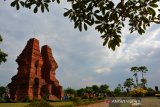 Pengunjung berada di kawasan cagar budaya Gapura Wringin Lawang di Desa Jati Pasar, Kecamatan Trowulan, Kabupaten Mojokerto, Jawa Timur, Sabtu (16/11/2019). Gapura Wringin Lawang merupakan peninggalan kerajaan Majapahit abad ke-14 dengan luas dasar 13 x 11 meter dan tinggi 15,5 meter dan gapura ini diyakini para sejarawan merupakan pintu masuk menuju kompleks bangunan penting di ibu kota Majapahit. Antara Jatim/Syaiful Arif/zk.