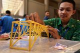 Pelajar membuat rancangan jembatan dari bahan spageti pada perlombaan Spaghettii Bridge Competition di Poliwangi, Banyuwangi, Jawa Timur, Sabtu (16/11/2019). Lomba yang diikuti 156 tim pelajar se-Jawa Timur dan Bali itu, sebagai upaya mengenalkan ilmu kontruksi jembatan. Antara Jatim/Budi Candra Setya/zk