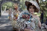 Model berjalan dengan mengenakan busana berbahan limbah daur ulang di jalanan seputar taman alun-alun Kota Tulungagung, Jawa Timur, Sabtu (16/11/2019). Peragaan busana berbahan limbah daur ulang dalam rangka memeringati HUT ke-804 Kabupaten Tulungagung itu diikuti 104 peserta mulai dari tingkat SD, SMP, SMA/SMK hingga umum dengan misi menggugah kepedulian masyarakat terhadap masalah lingkungan. Antara Jatim/Destyan Sujarwoko/zk.