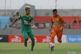 Pesepak bola Persiraja Eriyanto (kanan) menggiring bola dengan dikawal pesepak bola Sriwijaya FC Siswanto Yongky Ariwibowo (kiri) saat pertandingan babak delapan besar Liga 2 2019 di Stadion Joko Samudro, Gresik, Jawa Timur, Sabtu (16/11/2019). Persiraja bermain imbang dengan Sriwijaya FC dengan skor akhir 0-0. Antara Jatim/Moch Asim/zk.