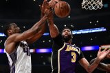 Block Anthony Davis selamatkan Lakers saat melawan Kings
