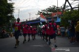 Peserta gerak jalan perjuangan (GJP) Mojokerto-Surabaya (MojoSuro) saat melintasi Jalan Gajah Mada Kota Mojokerto, Jawa Timur, Sabtu (16/11/2019). Gerak jalan perjuangan Mojokerto-Surabaya yang menempuh jarak sekitar 56 kilometer tersebut merupakan napak tilas perjuangan pahlawan yang menjadi rangkaian kegiatan memperingati Hari Pahlawan. Antara Jatim/Syaiful Arif/zk.